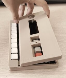 Open top case of SnapBeat, the simple Lo-fi sampler